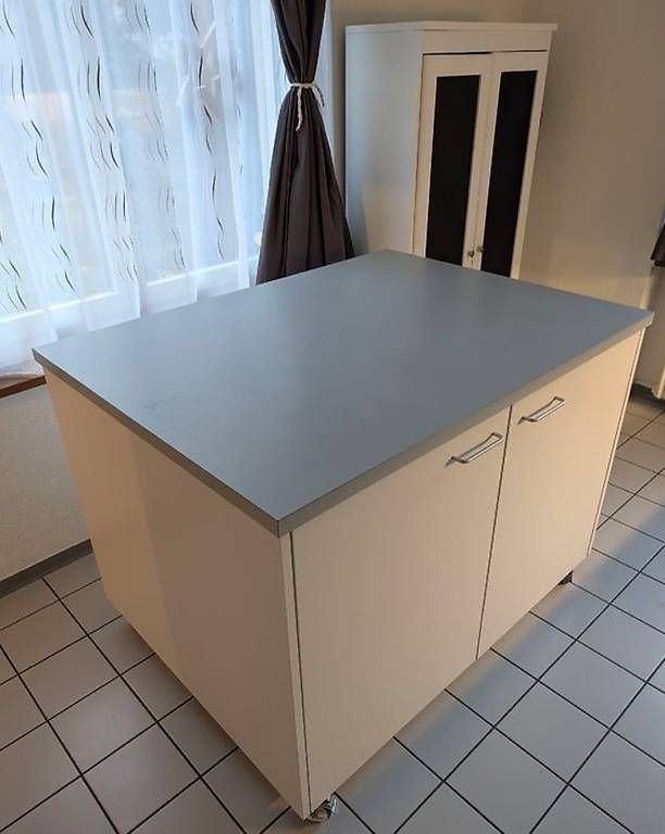 Cucine complete: Geräumige Kücheninsel / Küchenmöbel auf Rollen  – Usato da Wattwil venduto da Lilo111