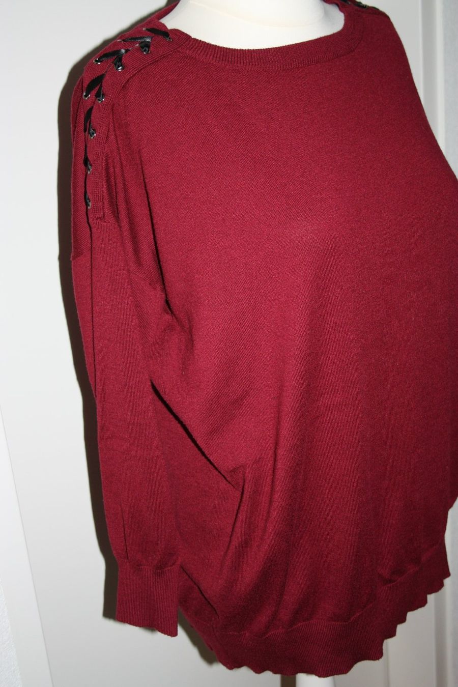 Maglioni & Felpe: Pullover weinrot mit schwarzen Satinbändern Gr. XL – Difettoso da Flüelen venduto da Diversicum-Textil 2