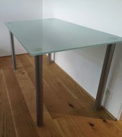 Schöner Glasstisch mit Stahlbeinen