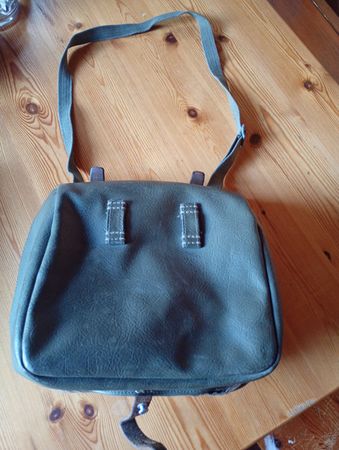 Tasche Armee mit Feldflasche und Kochgeschirr olivgrün