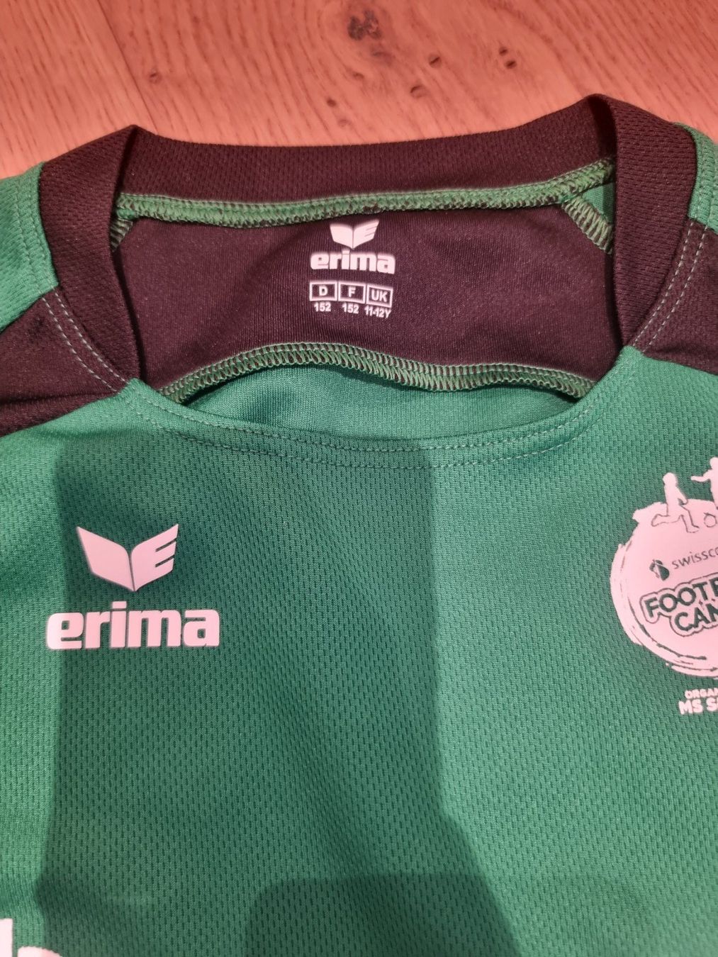 Scarpe, pantaloni & magliette da ginnastica: 2 Fussballshirts, 152 – Usato da Buttikon SZ venduto da Limo180 1