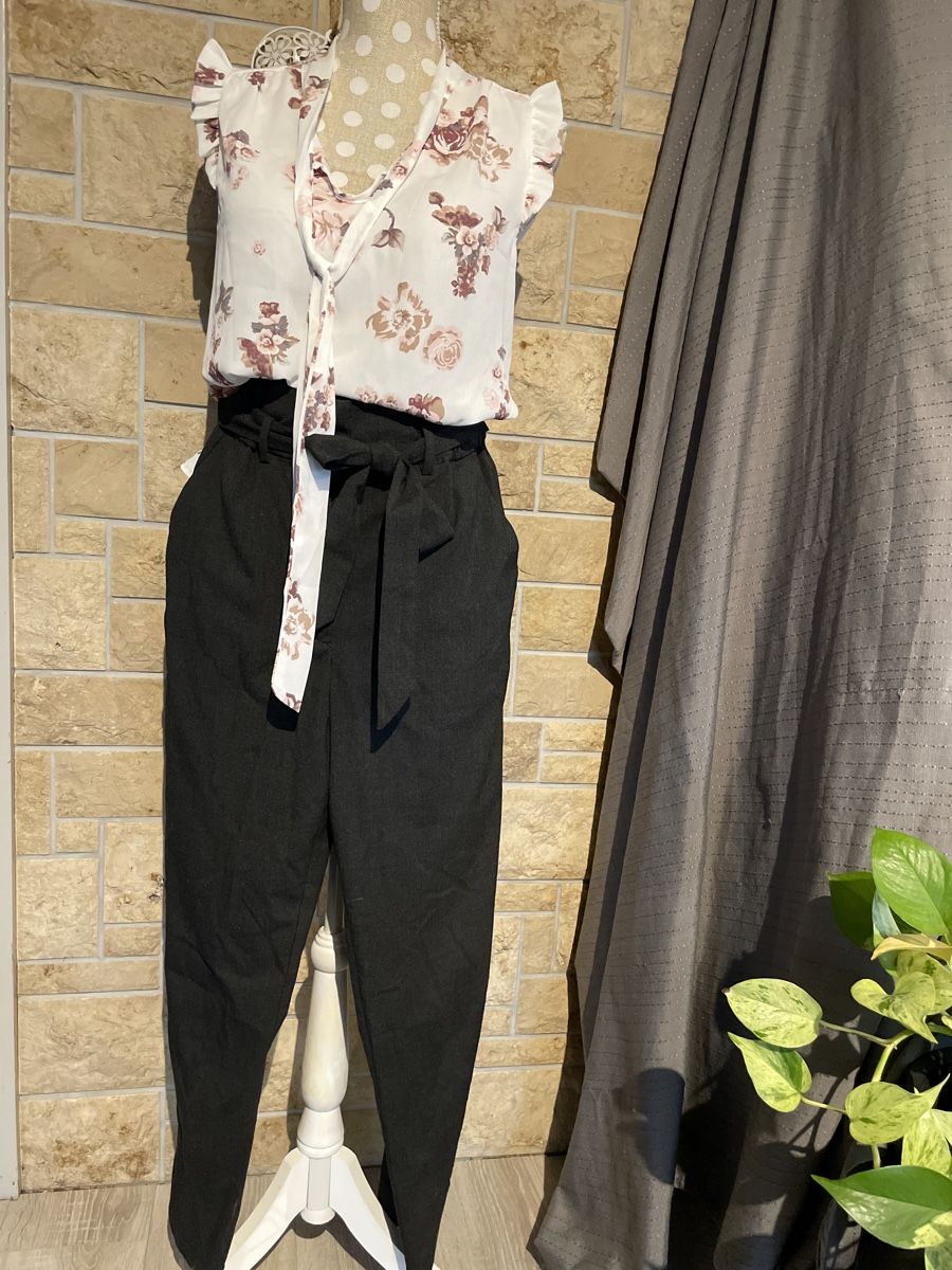 H&M Lotti di vestiti: Kleiderpacket SommerBluse Blumenmuster Gr.M schickeHose Gr38 – Usato da Henggart venduto da Engelsi