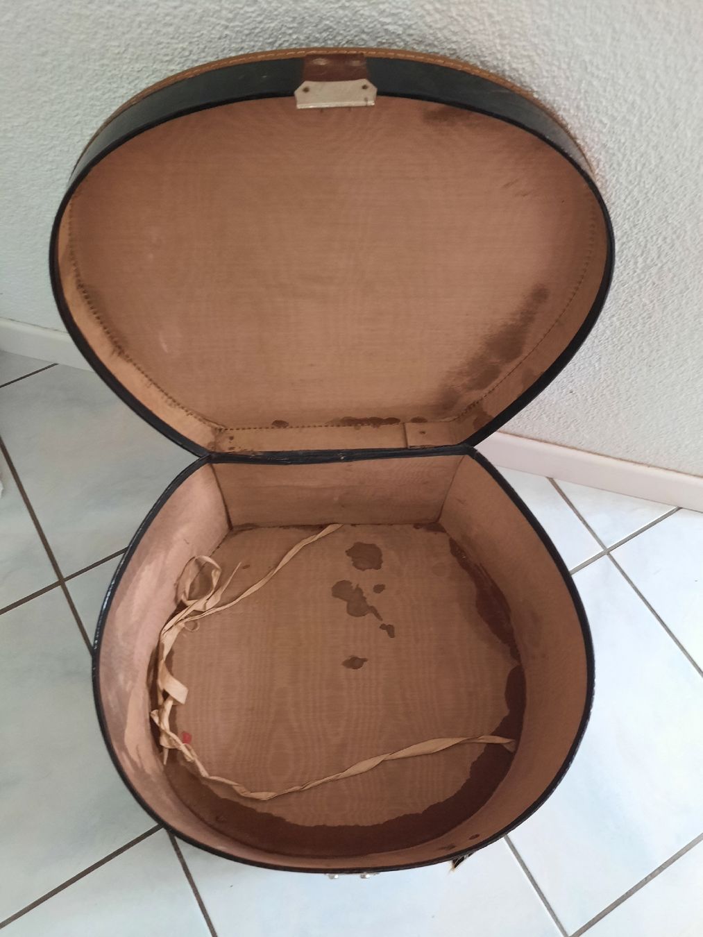 Altro in  Abbigliamento & Accessori: Grande BOÎTE À CHAPEAUX – Usato da Le Locle venduto da marylise01 2