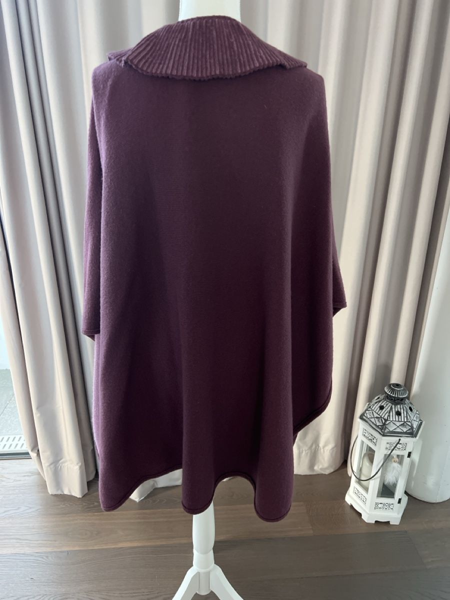 Altro in Moda donna: Wunderschönes, warmes Cape / Poncho in Lila – Usato da Uetikon am See venduto da Sarahm76 1