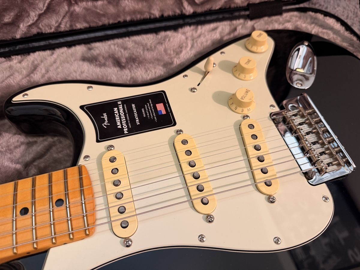 Fender Strumenti musicali: Fender American Pro II Strat Black – Nuovo (secondo la descrizione) da Winterthur venduto da R2D_Y7C 6