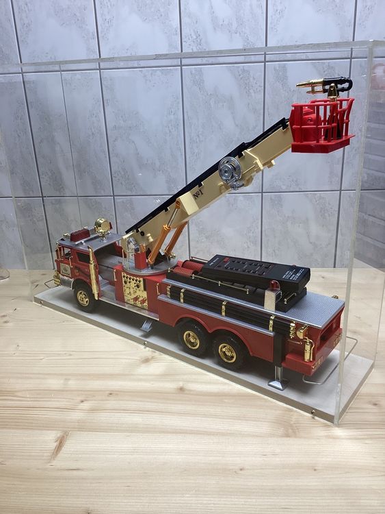 1/14 RC Feuerwehrwagen Mit Feuersprüher - Ferngesteuert Mit Licht & Sound