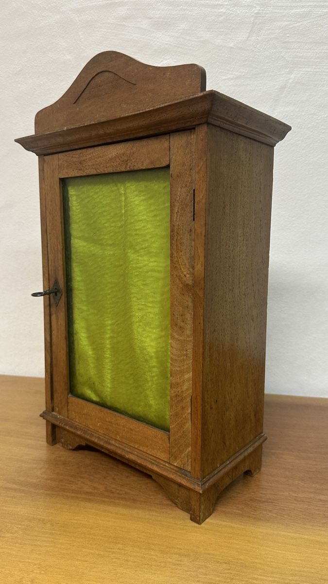 Armoires: Small Wooden Cabinet with Lock and Key – D'occasion à Schlieren par Norauro 4