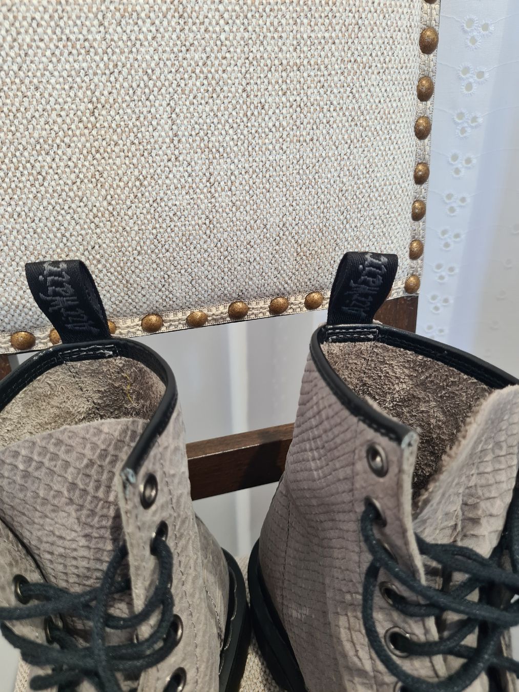 Dr. Martens Damenschuhe: Dr. Martens Python Print Stiefel Gr. 38 Beige Grau  – Gebraucht aus Adligenswil von FriedasWelt 2