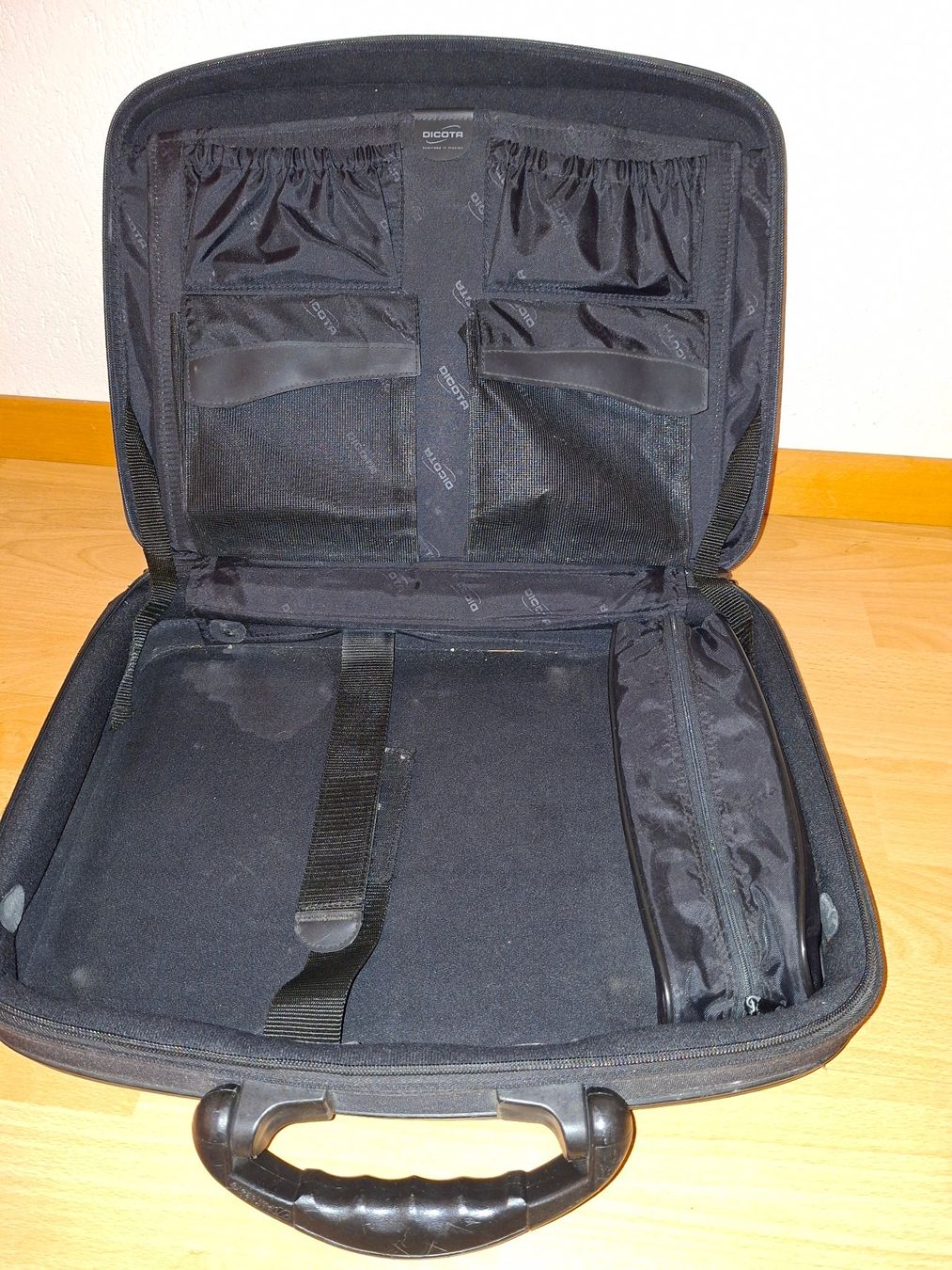 Onitsuka Taschen: Dicota Laptoptasche schwarz Zustand gut – Gebraucht aus Reitnau von Pfurli