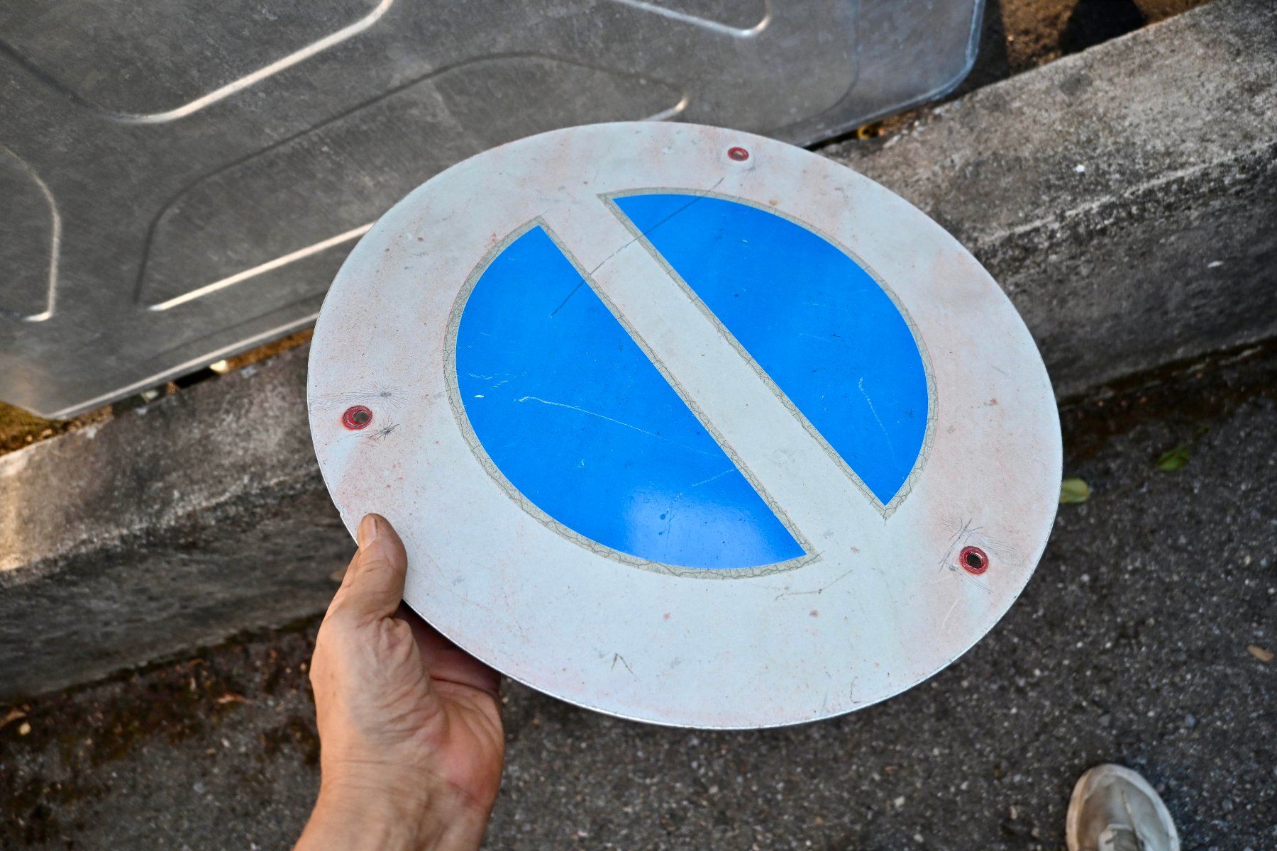 Schilder: altes SCHWEIZER VERKEHRSSCHILD Parkverbot – Gebraucht aus Pfaffhausen von mono_rec 6