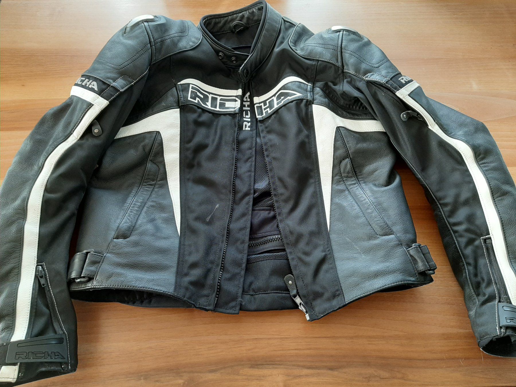 Giacche: Richa Motorradjacke Leder Textil Gr. 52 schwarz – Usato da Lüsslingen venduto da Famshop
