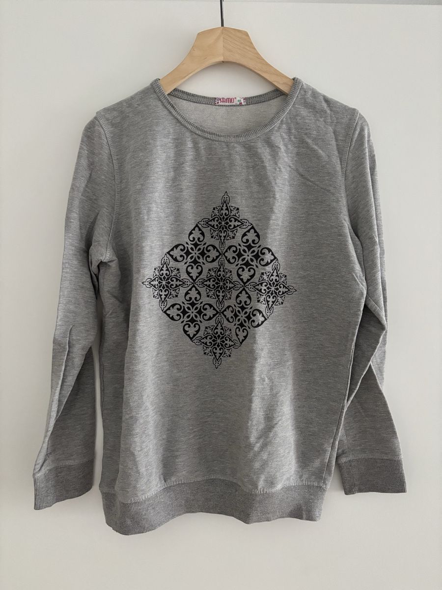 Maglioni & Felpe: Grauer Damenpullover mit schwarzem Ornamentmuster – Usato da Luzern venduto da aloevira
