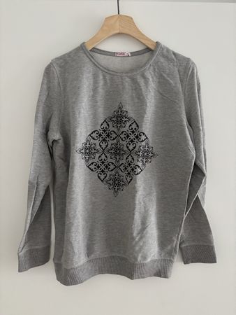 Grauer Damenpullover mit schwarzem Ornamentmuster