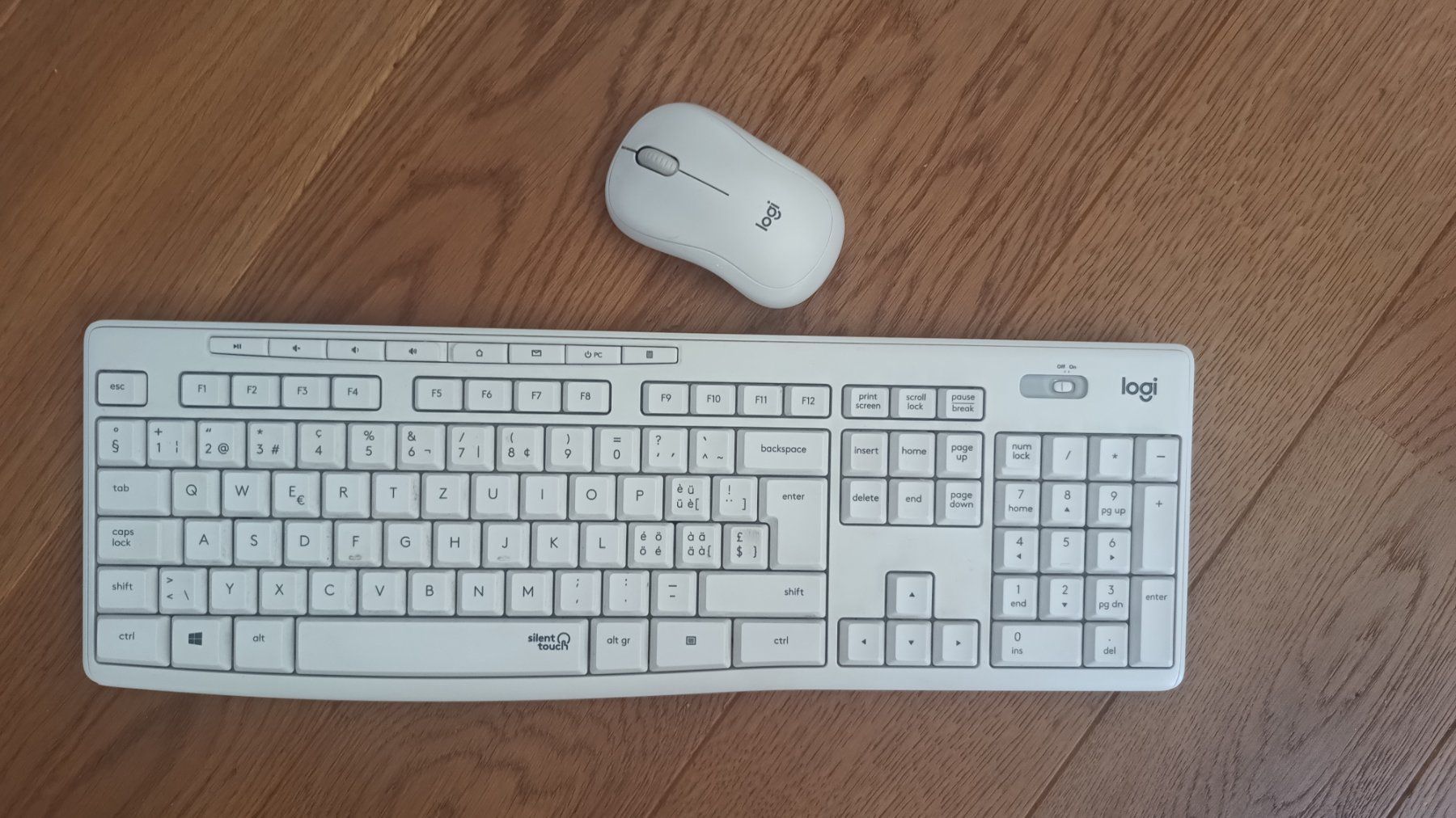 Logitech Tastiere: Logitech Tastatur und Maus Set Weiss – Usato da Cham venduto da AriannaG