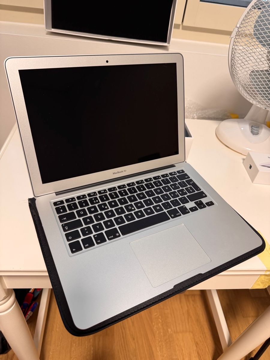 Apple Notebooks: MacBook Air 13, 256GB, inkl. Hülle & Magic Mouse – Gebraucht aus Brüttisellen von xe_m