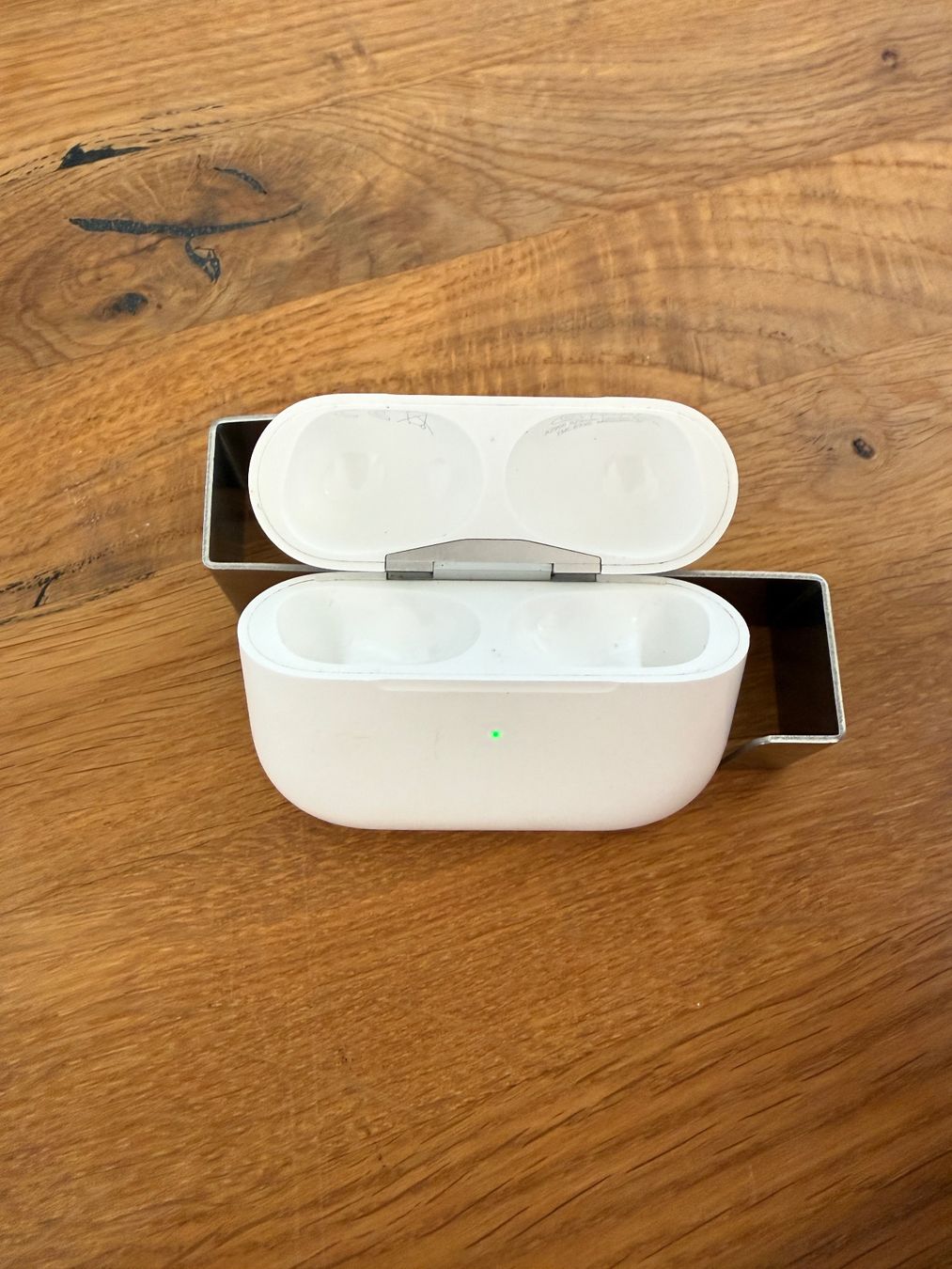 Apple Kopfhörer: APPLE AirPods Pro 2 Charging Case – Gebraucht aus Lausanne von Nine1982