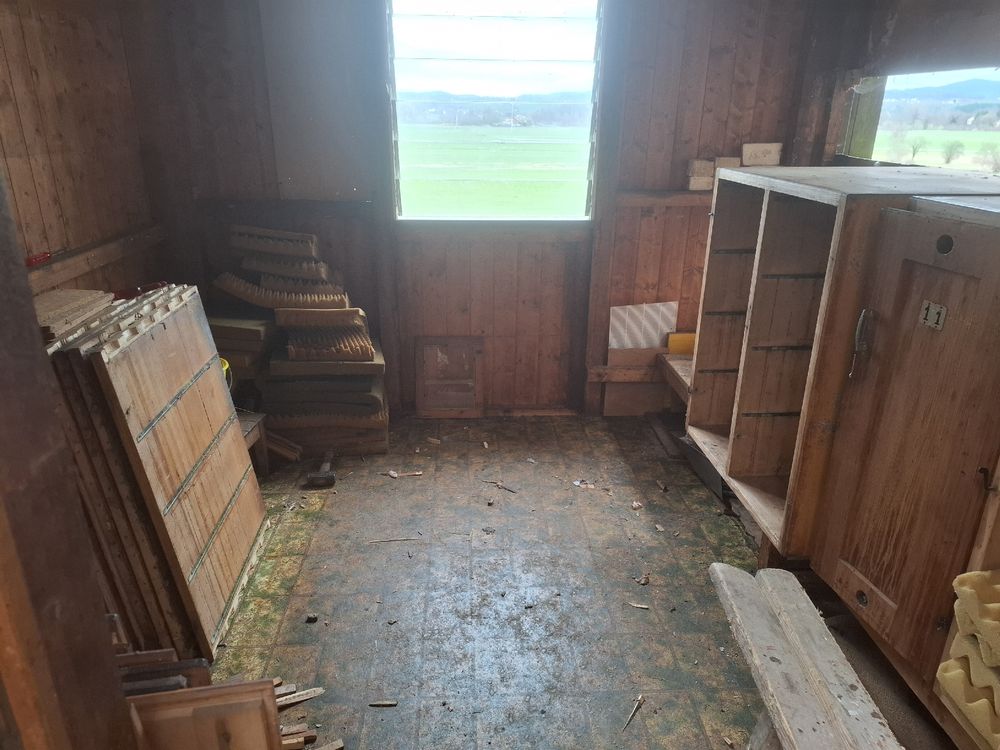 Das Bienenhaus in Adliswil ist wieder aufgebaut - Bio-Imkerei