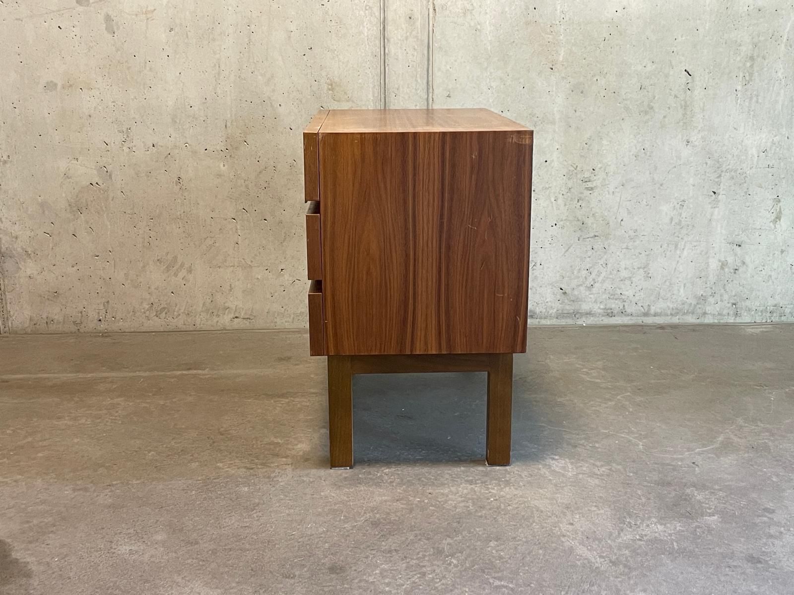 Nachttische: Nachttisch mit 3 Schüben, ähnlich Victoria – Gebraucht aus Zürich von starch.studio 4