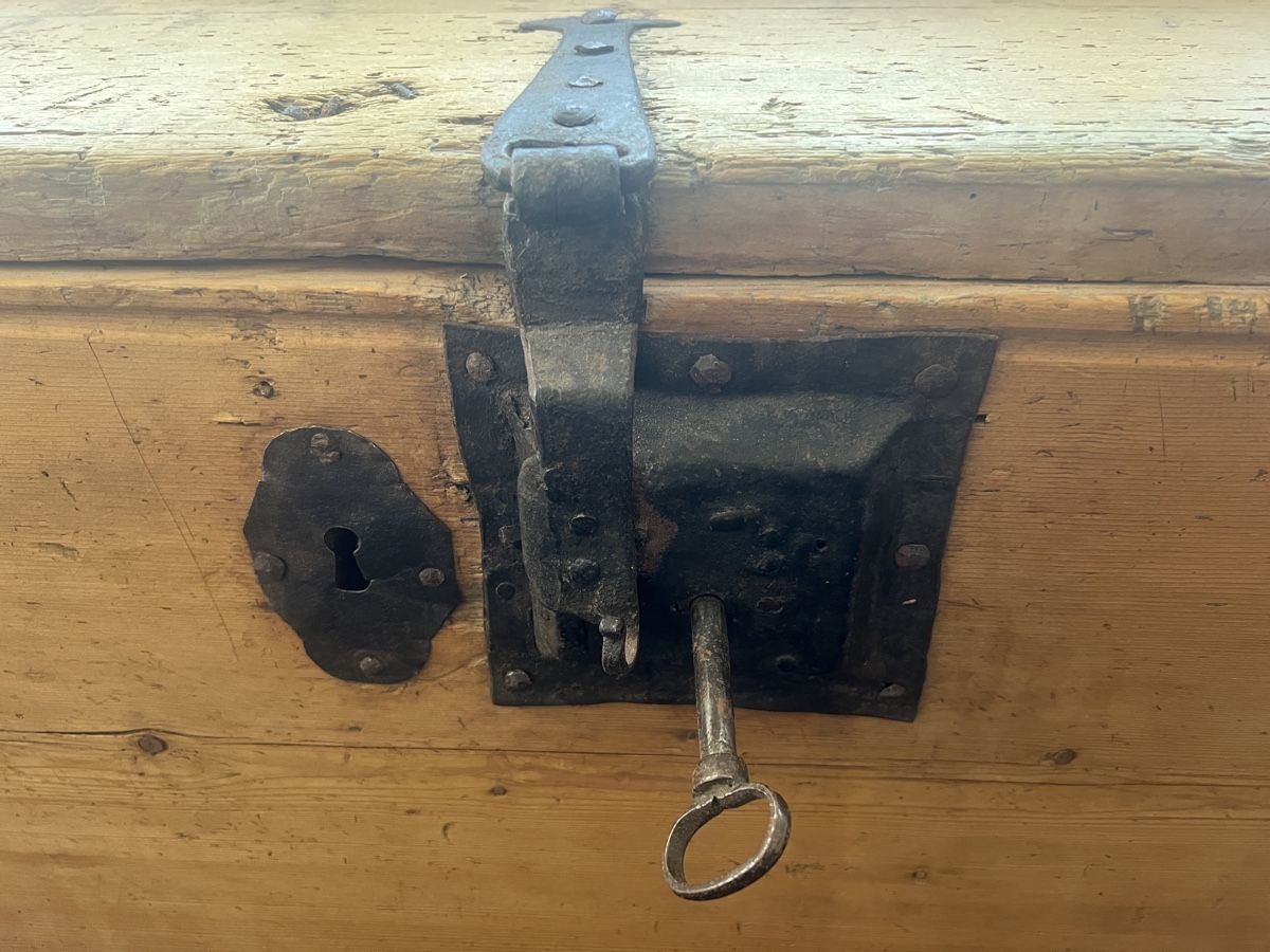 Cassapanche: Wangentruhe um 1650 – Usato da Gossau SG venduto da Keller-Antiques 1