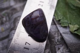 Sugilith 10.6g    Trommelstein   –Edelsteinstube Rausverkauf