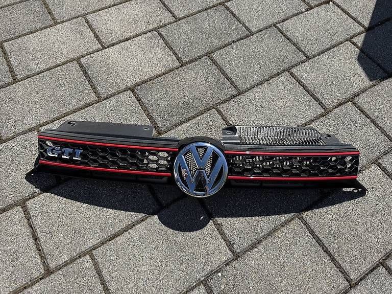 VW Tutti pezzi di ricambio auto: Golf 6 GTI Kühlergrill (original) – Usato da Wallisellen venduto da Z0C 1