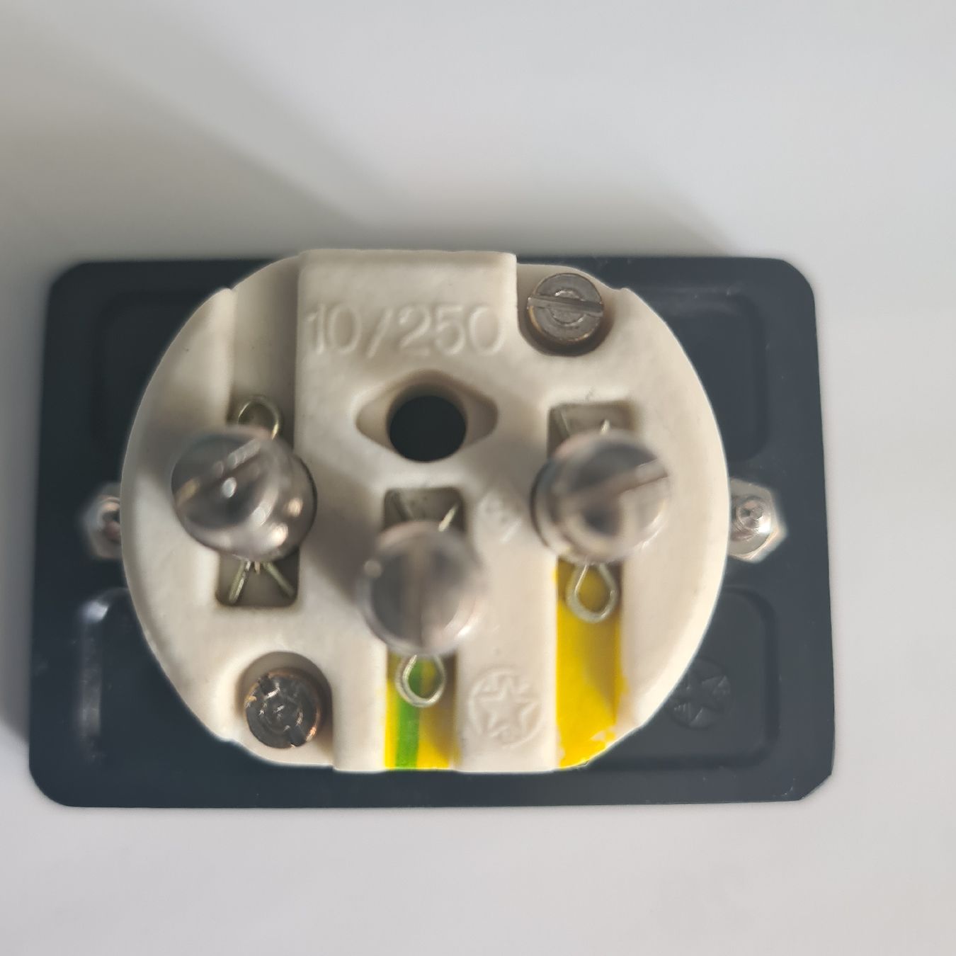 Stecker: Einbausteckdosen AFH, 1950-1970 – Gebraucht aus Zuzwil SG von mko_6m7z 2