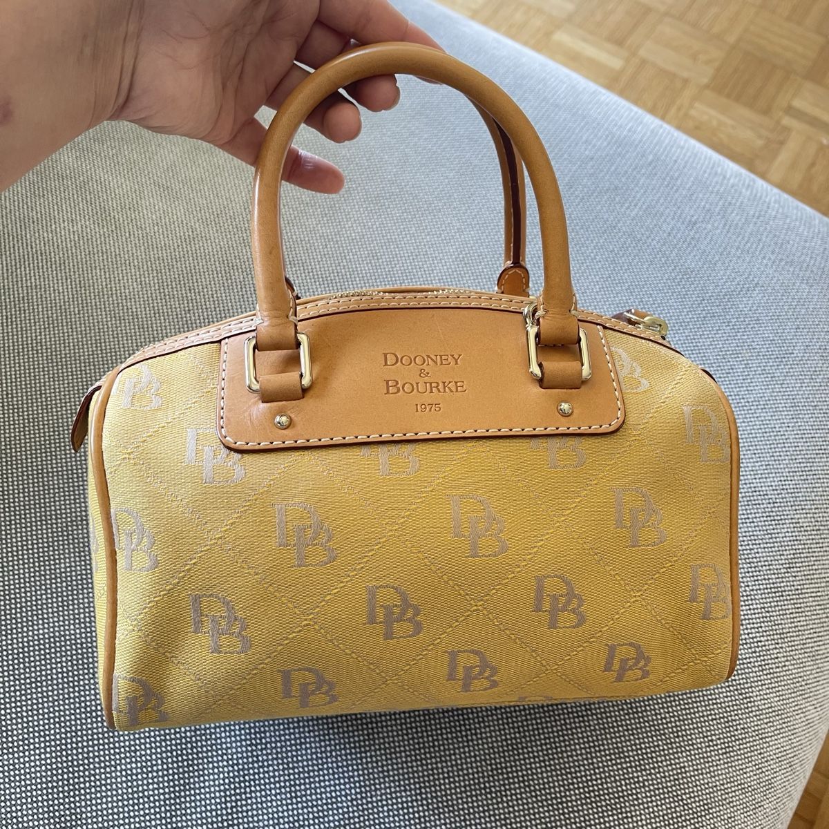 Dooney & Bourke Borse: Dooney & Bourke gelbe monogrammierte Hand Tasche – Nuovo (secondo la descrizione) da Bern venduto da dek_7bjd