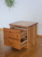 Nachttisch aus Holz mit Schubladen