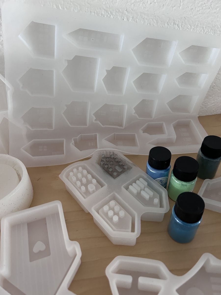 Tutte le decorazioni: Silikon Giessformen Set mit Farbpigmenten – Usato da Winterthur venduto da Toetschli 3