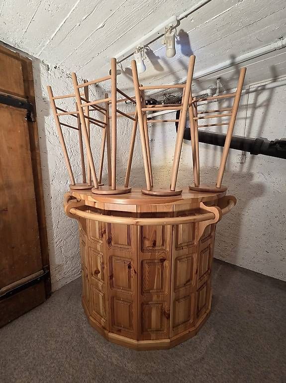 Equipement de magasin & Foires: Bar mit 4 Barhocker – D'occasion à Uster par Space25 3