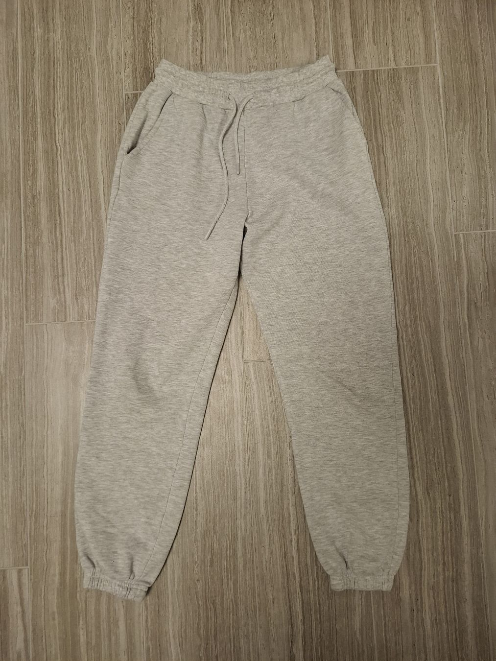 Pantaloni: training jogging gris – Usato da Ecublens FR venduto da ame_y8tq