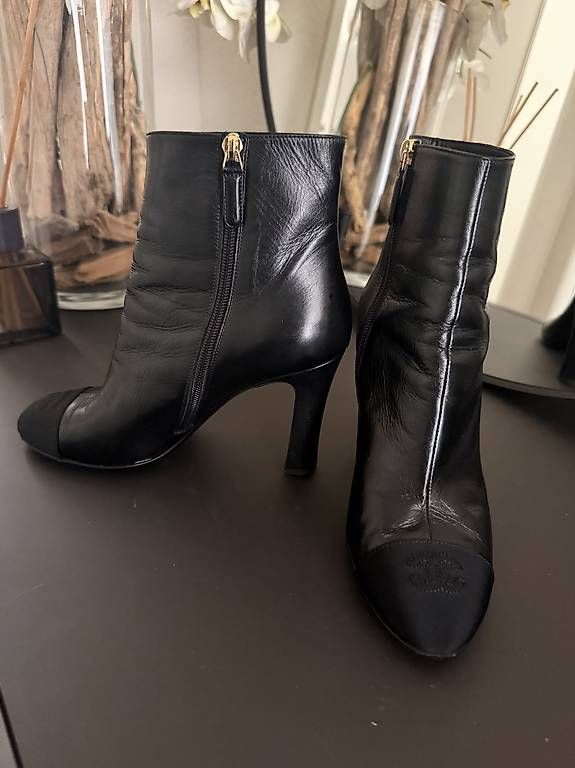 Scarpe da donna: Chanel Stiefeletten  – Usato da Schindellegi venduto da wae_fhj7