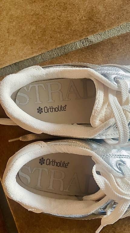 Scarpe da donna: Silberner Sneaker – Usato da Gerlafingen venduto da Flavia9 2