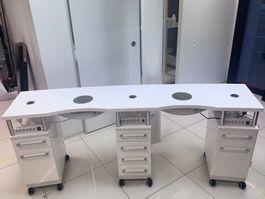 Nageltisch 2 Plätze weiss mit Absaugung und 2 Roll Stühlen