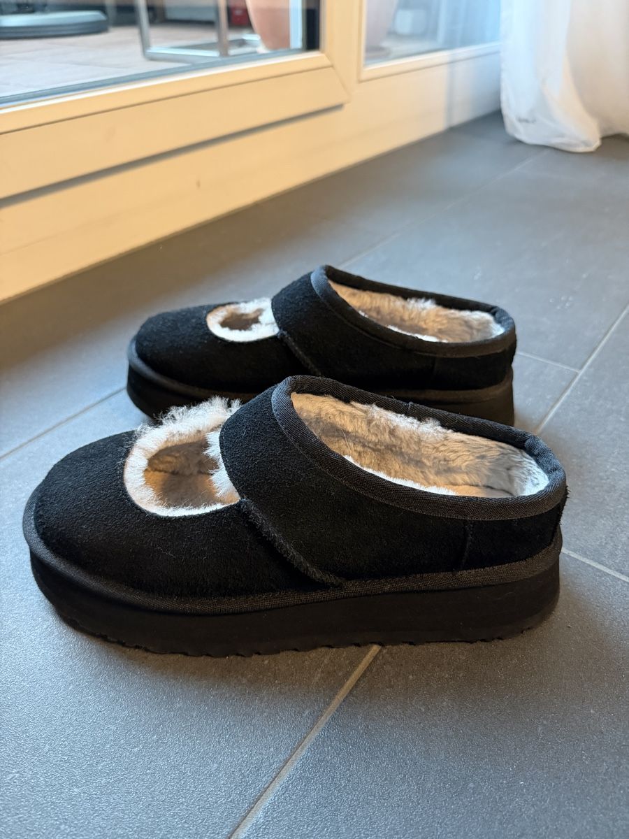 Ugg Chaussures femmes: UGG Bea Mary Jane schwarz  – Neuf (Voir description) à Fribourg par DayaneH. 2
