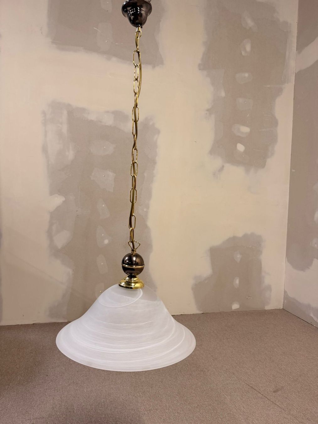 Lampadari & plafoniere: Hängelampe mit gemustertem Glasschirm und Messinghalterung – Usato da Rickenbach ZH venduto da Der-Insider 3