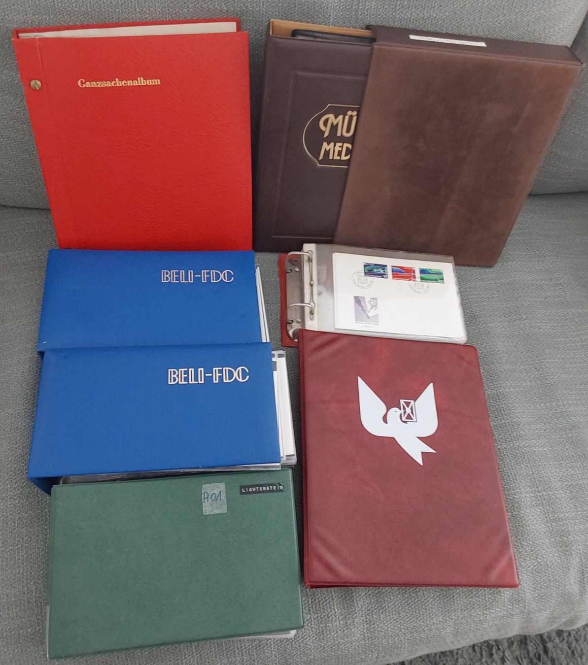 Tutti i francobolli: 7 Stk. Alben "Liechtenstein" ü. 400 FDCs – Usato da Münchwilen AG venduto da Nesar