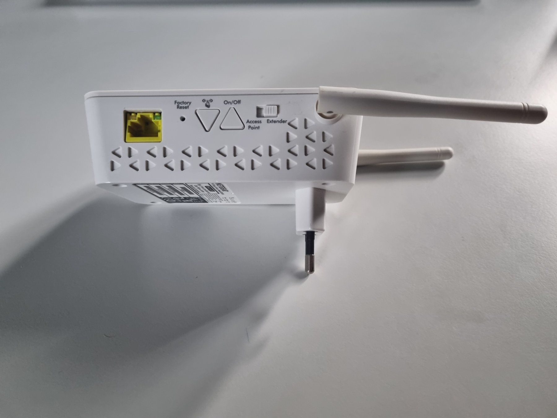 Netgear WiFi: 2 Netgear Wifi Range Extender Model EX6100 d'occasion – Usato da Echandens venduto da Dicot 1