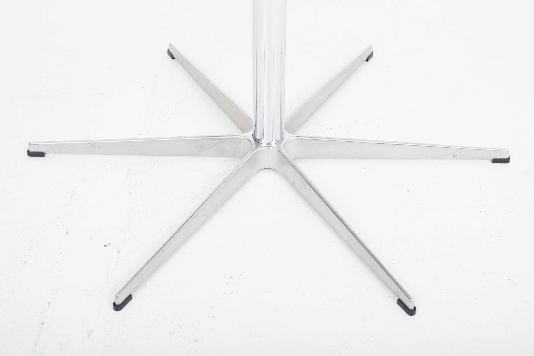 Fritz Hansen Tavoli: Fritz Hansen Circular Tisch von Arne Jacobsen – Usato da Zürich venduto da STUZH38 4