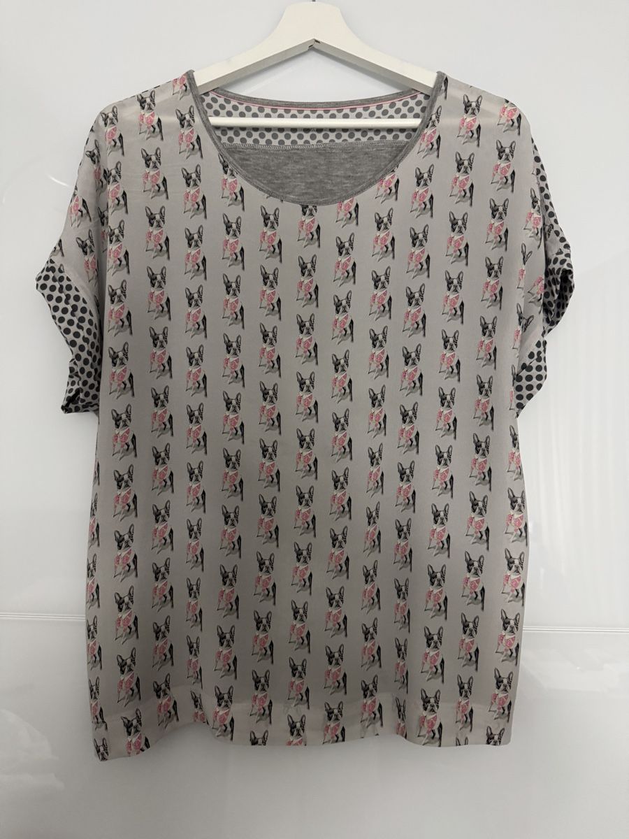 Marc Cain T-shirt: Marc Cain T-Shirt/Bluse mit einem Hundenmuster – Usato da Grenchen venduto da servet.t