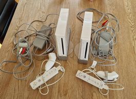 Zwei Nintendo Wii Konsolen