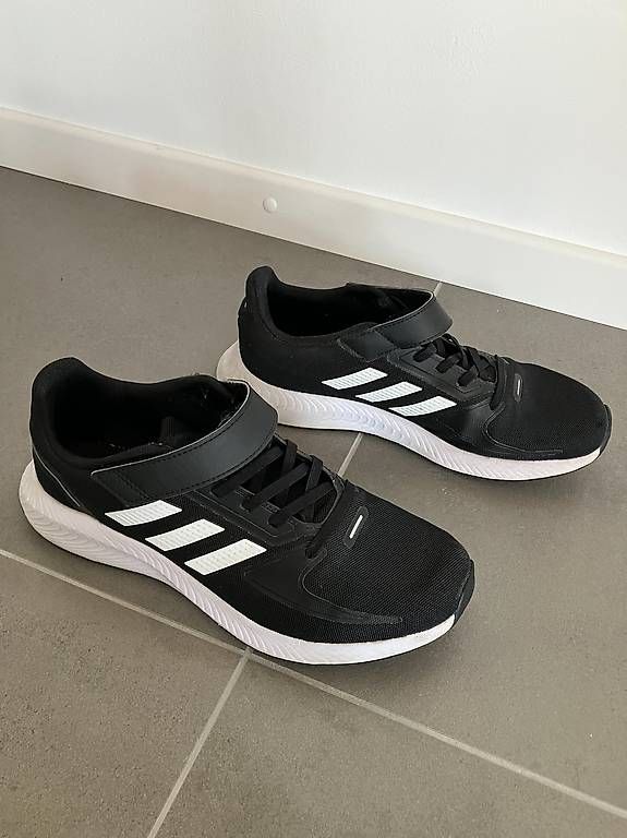 Herrenschuhe: Chaussures de sport addidas 40 – Gebraucht aus Genolier von Mamati3 1