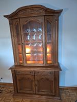 Schöne und gepflegte Holz-Vitrine mit  Beleuchtung