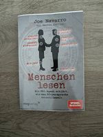 Menschen lesen Buch 