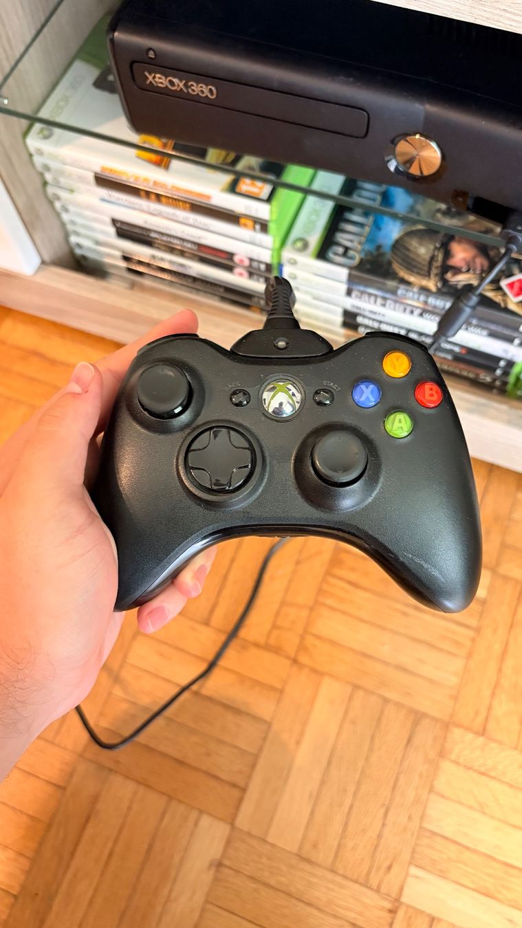 Microsoft Console: Xbox 360 Slim - 200 GB - mit 3 Controller – Usato da Zürich venduto da eug_5qwt 1