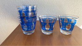 8 Trinkgläser mit blauem Dekor und Goldakzenten