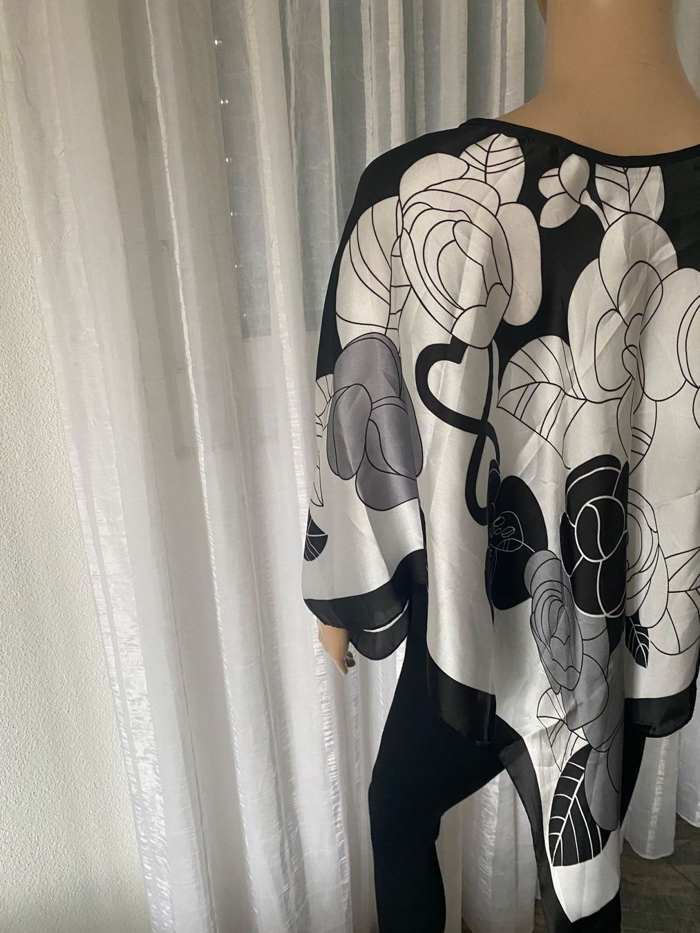 Camicette: edler/stylischer Blusen-Poncho,Silk-Feeling,1 Size – Nuovo e nell'imballaggio originale da Winkel venduto da ferrari2022 1