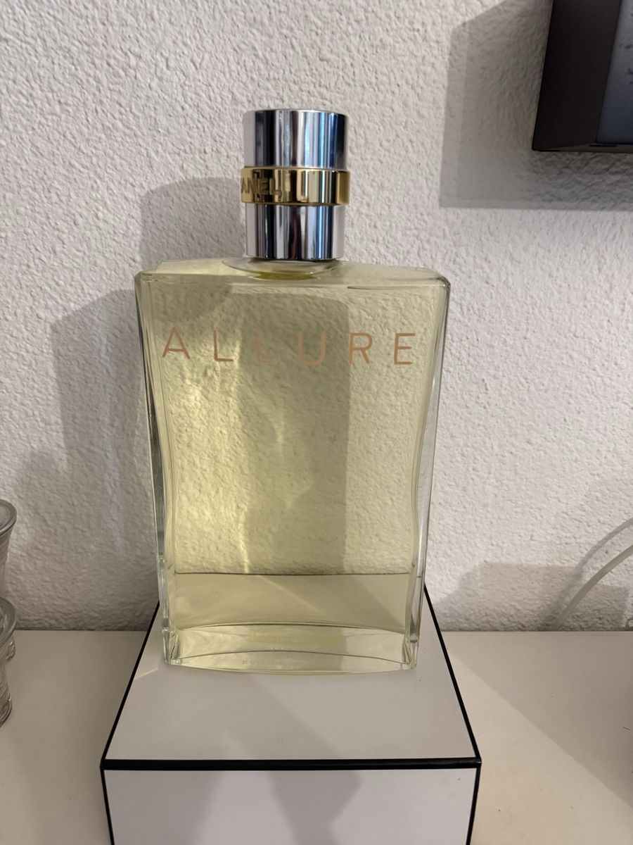 Chanel Flaconi: Chanel Allure factice géant année 90 – Nuovo e nell'imballaggio originale da Lausanne venduto da Tounitz