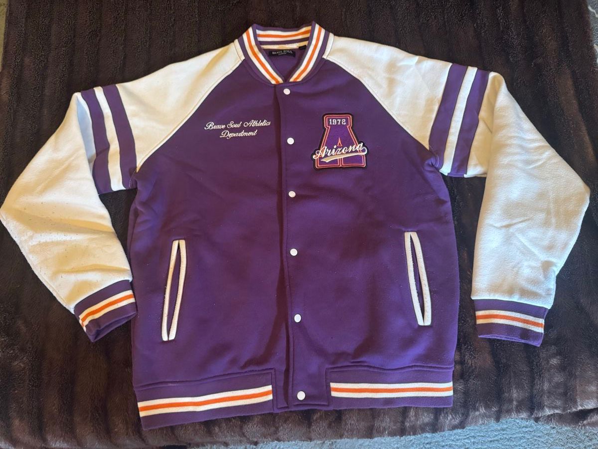 Jacken: Veste universitaire violet blanc taille L – Gebraucht aus Cressier FR von per_95ld