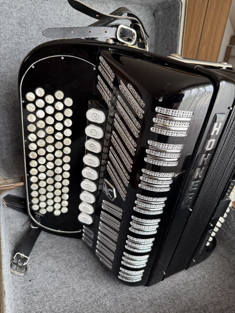 Hohner Strumenti musicali: Handharmonika Hohner, Riviera ||| S, Schwarz – Nuovo (secondo la descrizione) da Horriwil venduto da Joseph24
